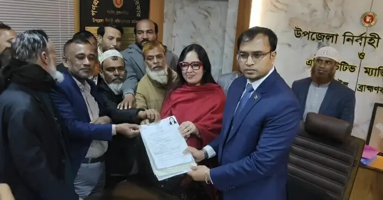 মনোনয়নপত্র জমা দিচ্ছেন রুমিন ফারহানার